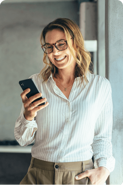 business-woman-phone-smiling